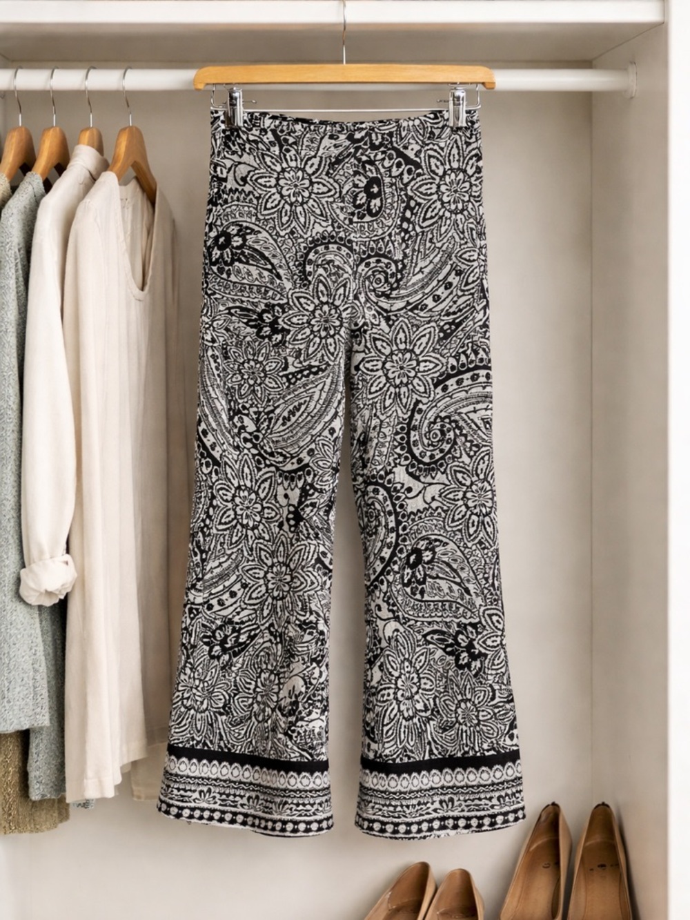 Chances Black White Paisley Flare Pants Size M Boho Stretch 26x29 Wide Leg